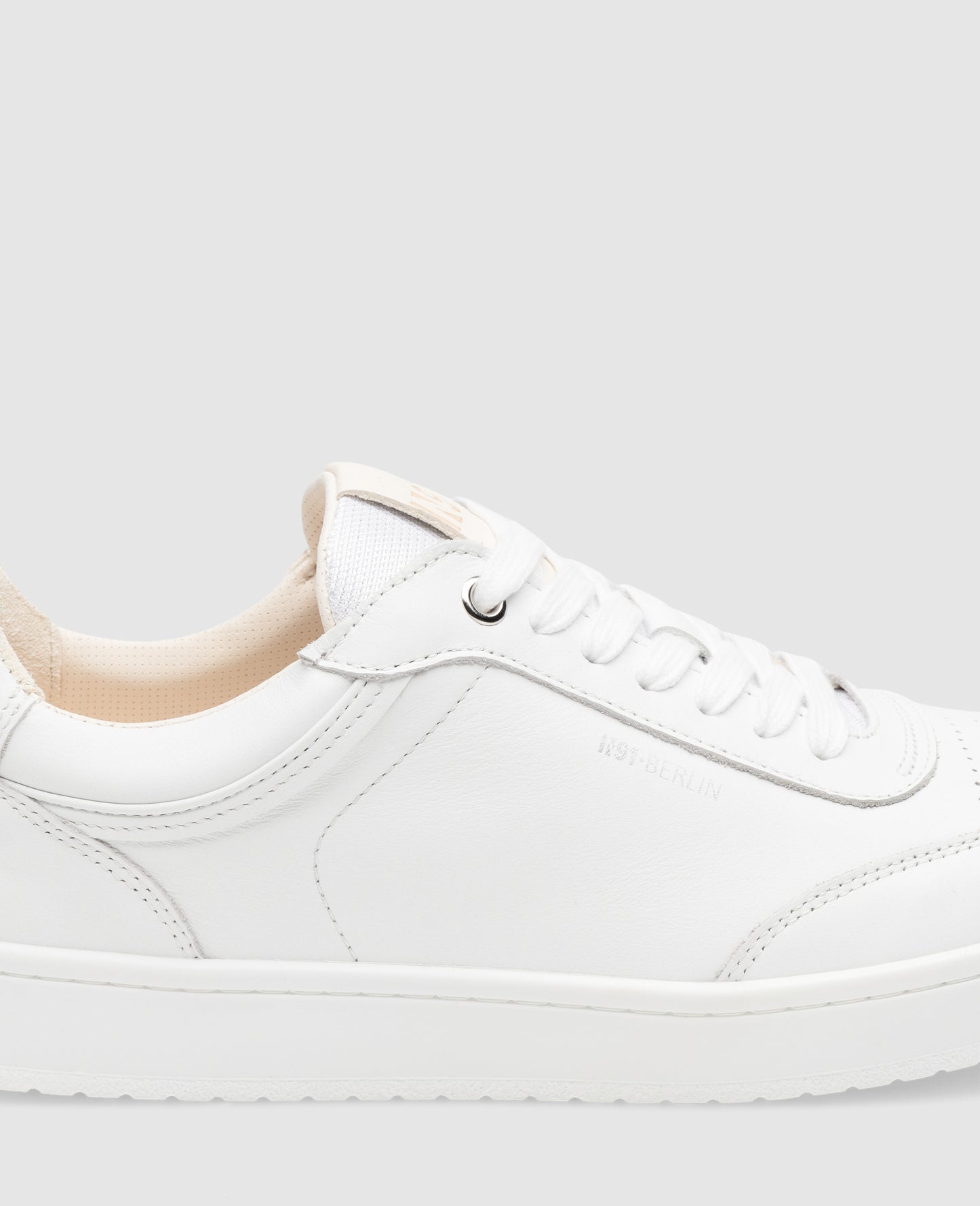Court M AB - White